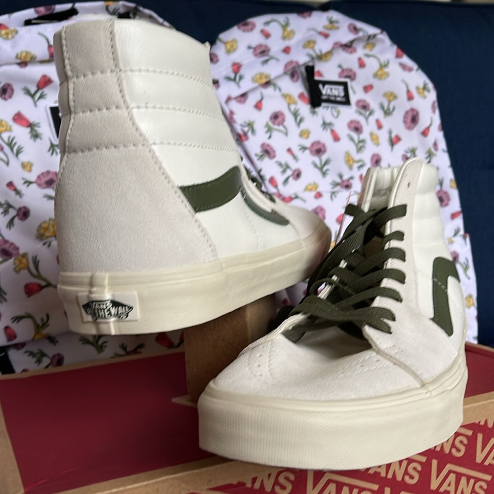 Vans Women’s Sk8-Hi
Vintage Pop Marshmallow/True White 
VN0A4BVTR2S
Sneakers - Picture 10 of 16